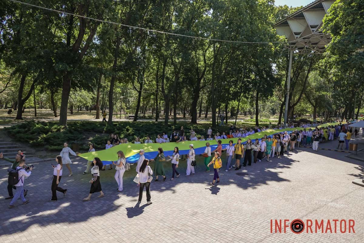 Сотні людей пройшли містом із 50-метровим прапором України: як Дніпро відзначив День Незалежності 11
