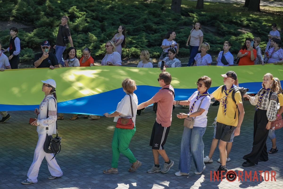 Сотні людей пройшли містом із 50-метровим прапором України: як Дніпро відзначив День Незалежності 12