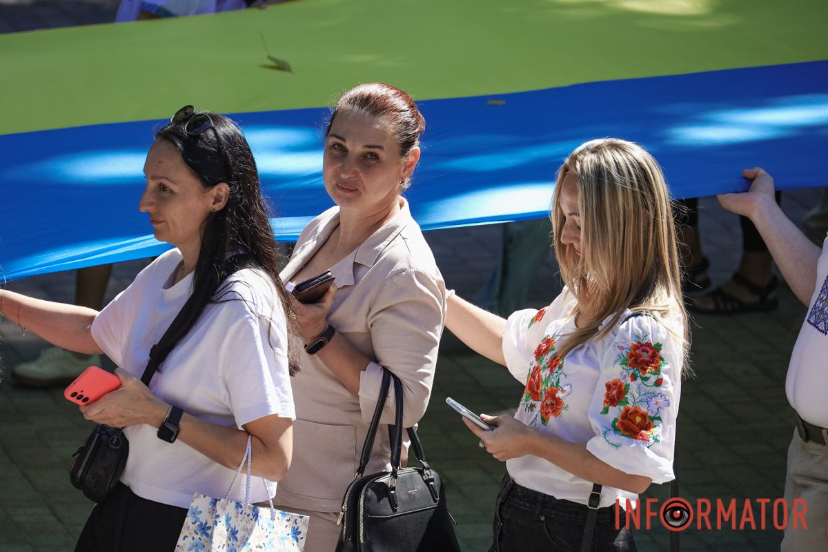 Сотні людей пройшли містом із 50-метровим прапором України: як Дніпро відзначив День Незалежності 13