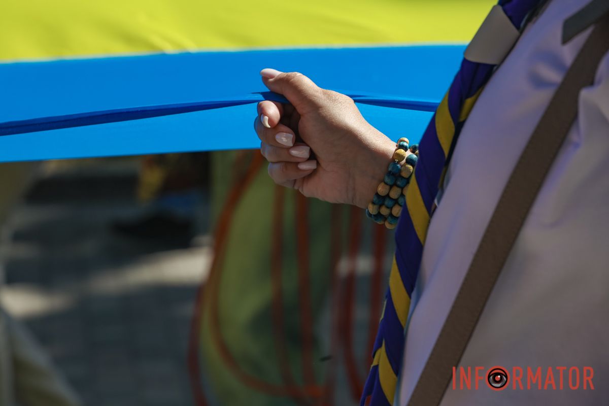 Сотні людей пройшли містом із 50-метровим прапором України: як Дніпро відзначив День Незалежності 14