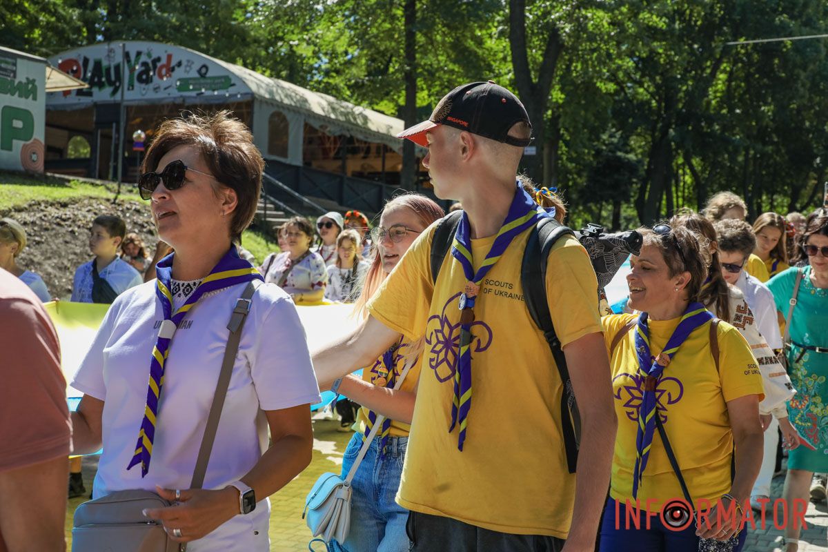 Сотні людей пройшли містом із 50-метровим прапором України: як Дніпро відзначив День Незалежності 15