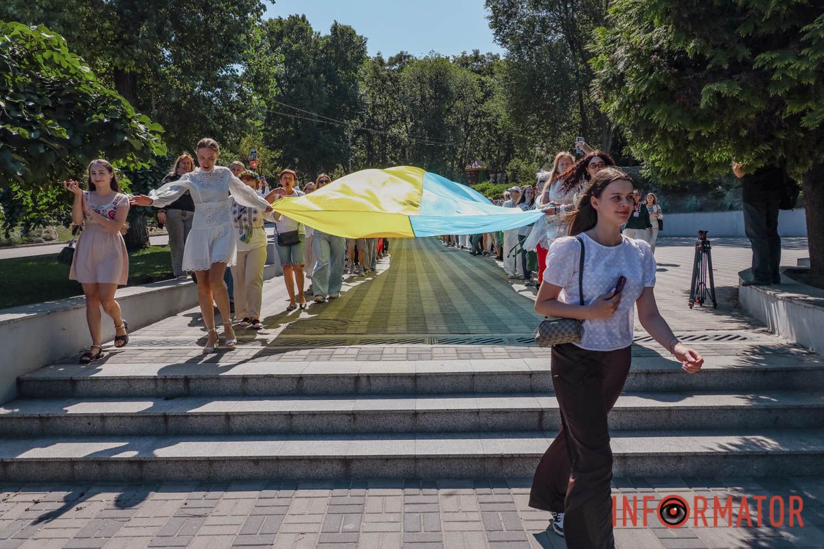 Сотні людей пройшли містом із 50-метровим прапором України: як Дніпро відзначив День Незалежності 16