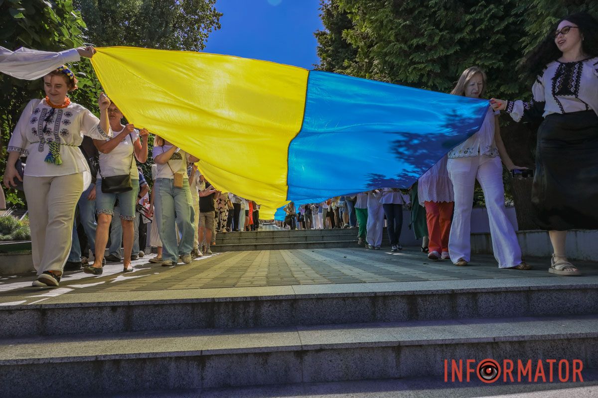 Сотні людей пройшли містом із 50-метровим прапором України: як Дніпро відзначив День Незалежності 17