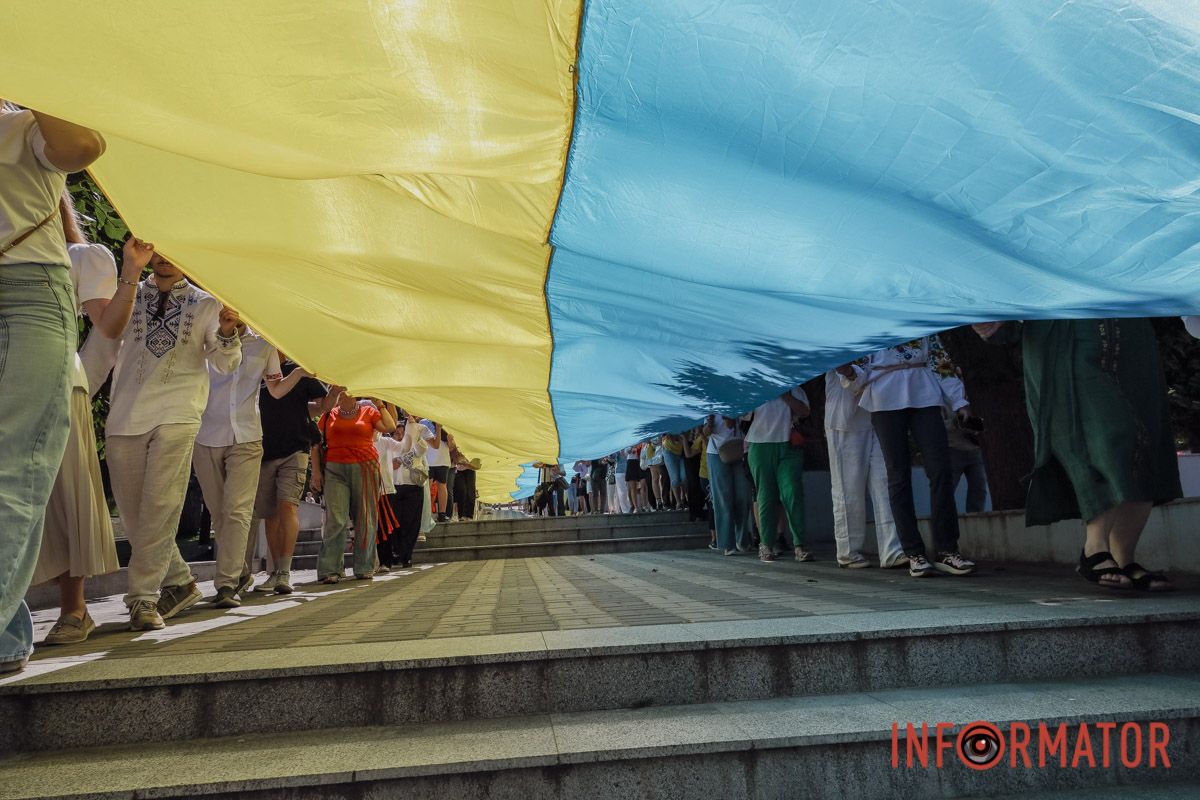 Сотні людей пройшли містом із 50-метровим прапором України: як Дніпро відзначив День Незалежності 19
