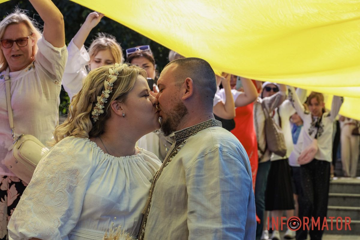 Сотні людей пройшли містом із 50-метровим прапором України: як Дніпро відзначив День Незалежності 18