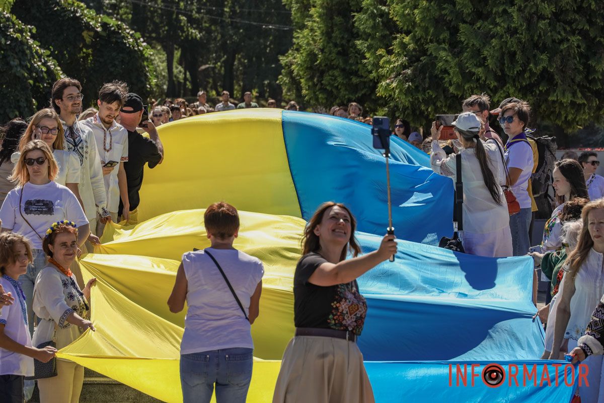 Сотні людей пройшли містом із 50-метровим прапором України: як Дніпро відзначив День Незалежності 23