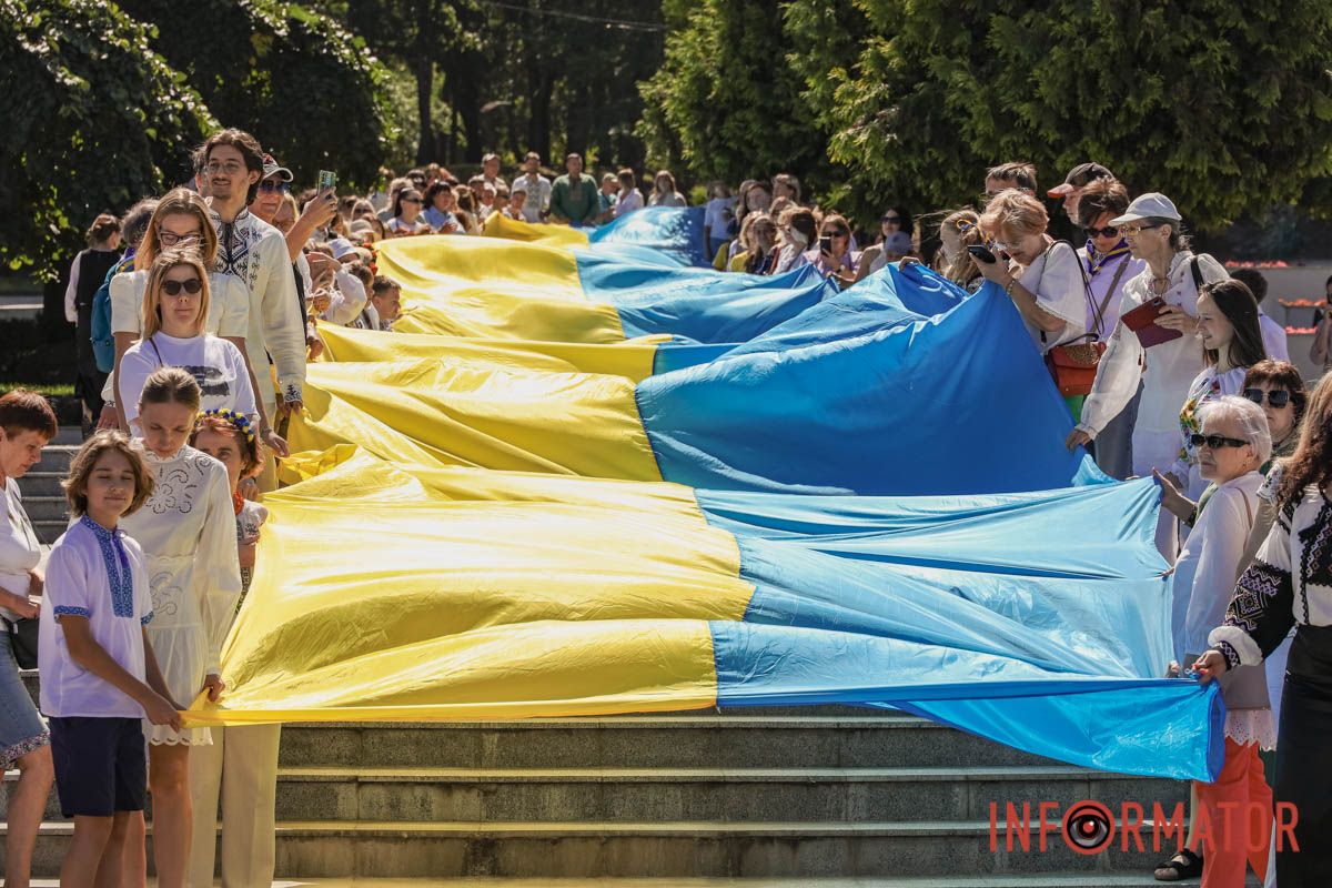 Сотні людей пройшли містом із 50-метровим прапором України: як Дніпро відзначив День Незалежності 24