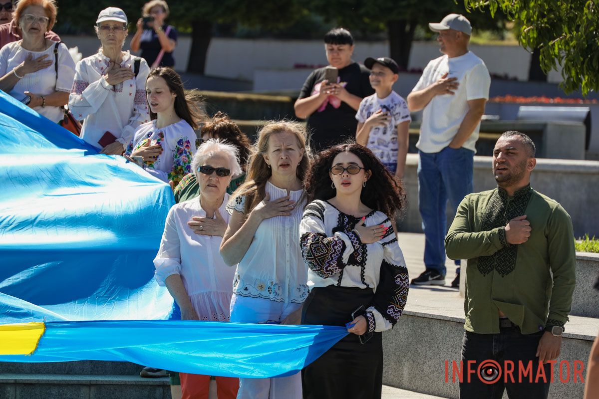 Сотні людей пройшли містом із 50-метровим прапором України: як Дніпро відзначив День Незалежності 25