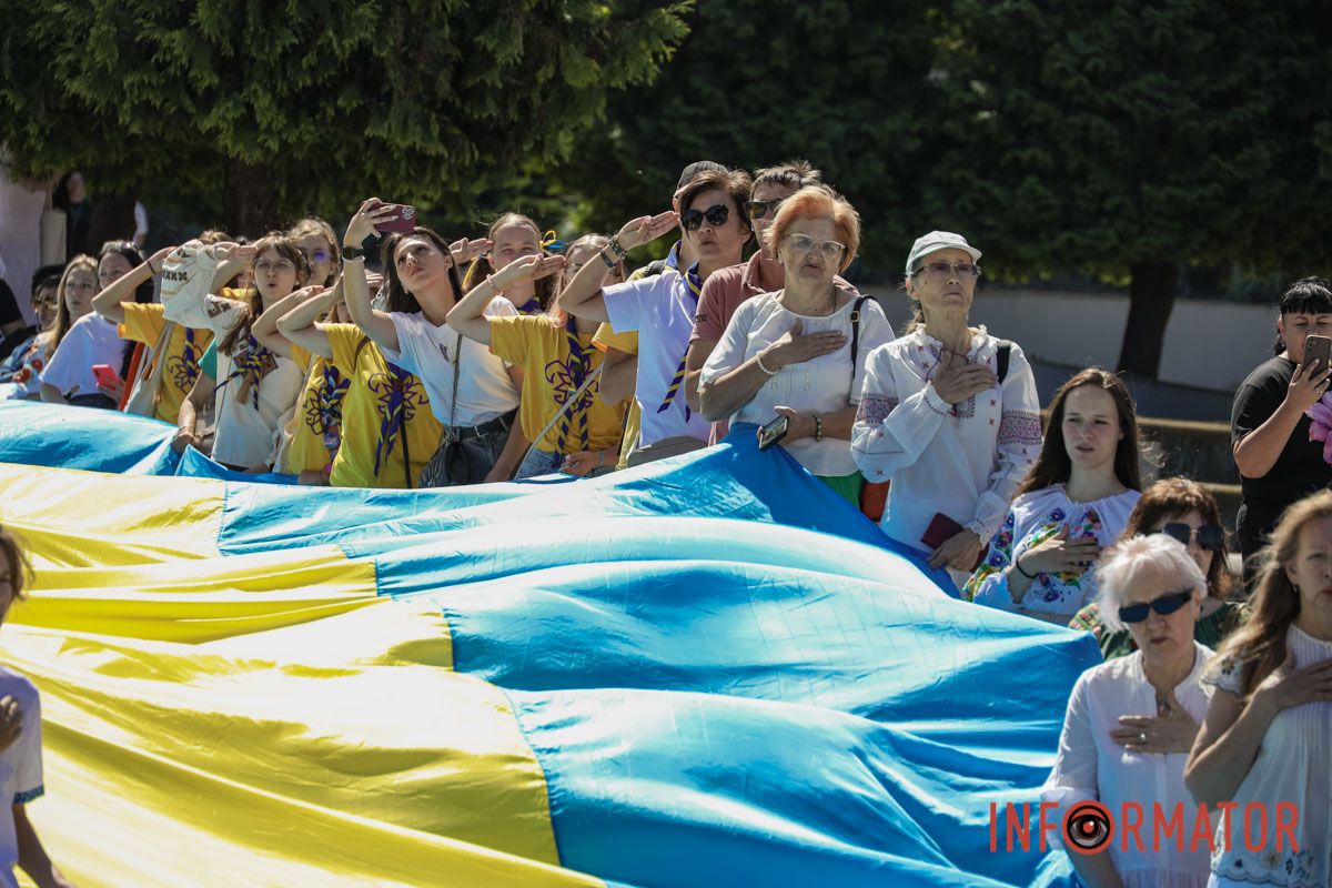 Сотні людей пройшли містом із 50-метровим прапором України: як Дніпро відзначив День Незалежності 26
