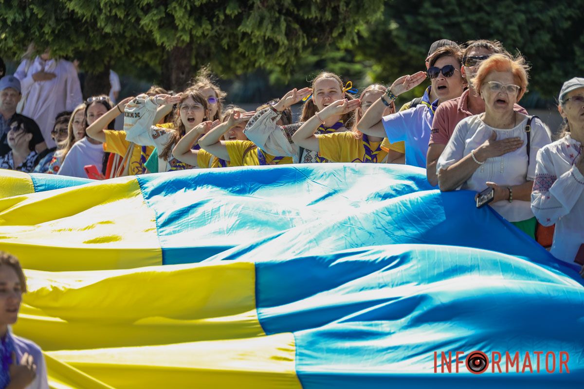 Сотні людей пройшли містом із 50-метровим прапором України: як Дніпро відзначив День Незалежності 27