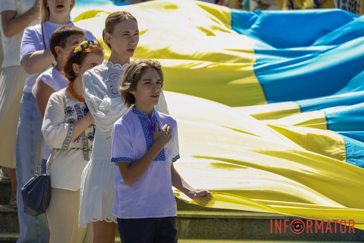 Сотні людей пройшли містом із 50-метровим прапором України: як Дніпро відзначив День Незалежності 28