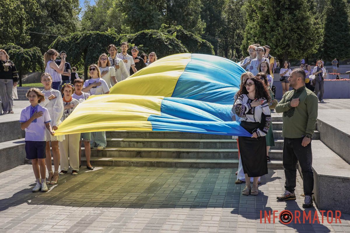Сотні людей пройшли містом із 50-метровим прапором України: як Дніпро відзначив День Незалежності 29