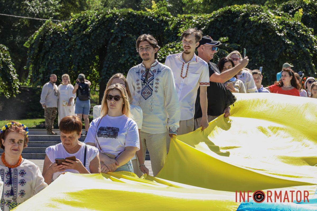 Сотні людей пройшли містом із 50-метровим прапором України: як Дніпро відзначив День Незалежності 30