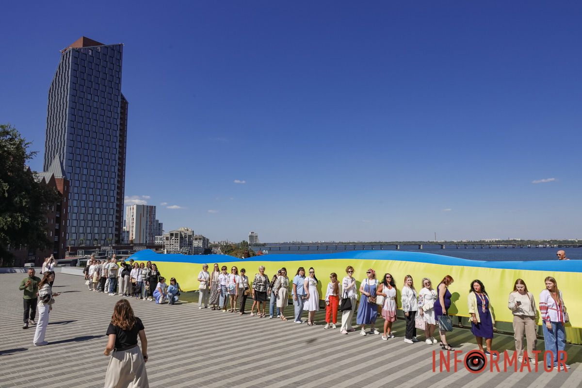 Сотні людей пройшли містом із 50-метровим прапором України: як Дніпро відзначив День Незалежності 32