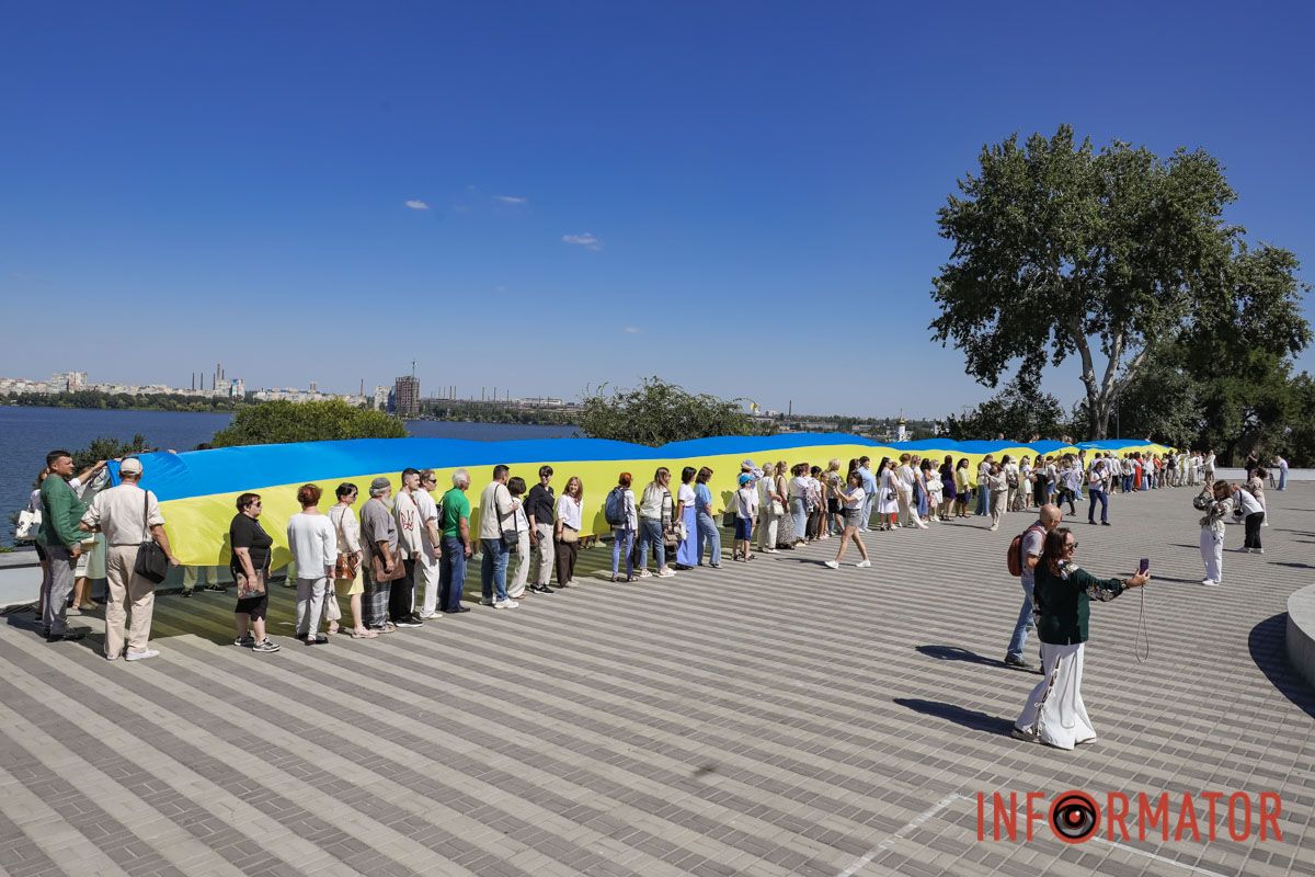 Сотні людей пройшли містом із 50-метровим прапором України: як Дніпро відзначив День Незалежності 33