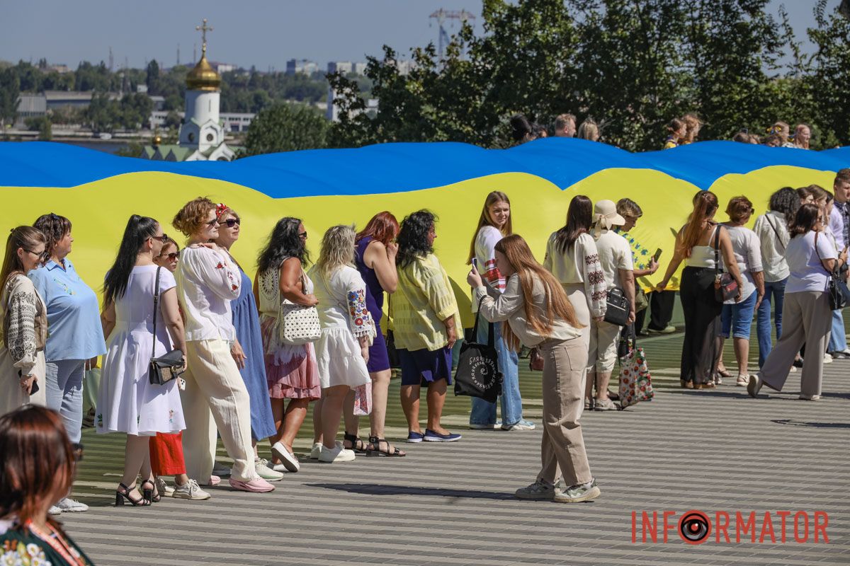 Сотні людей пройшли містом із 50-метровим прапором України: як Дніпро відзначив День Незалежності 34