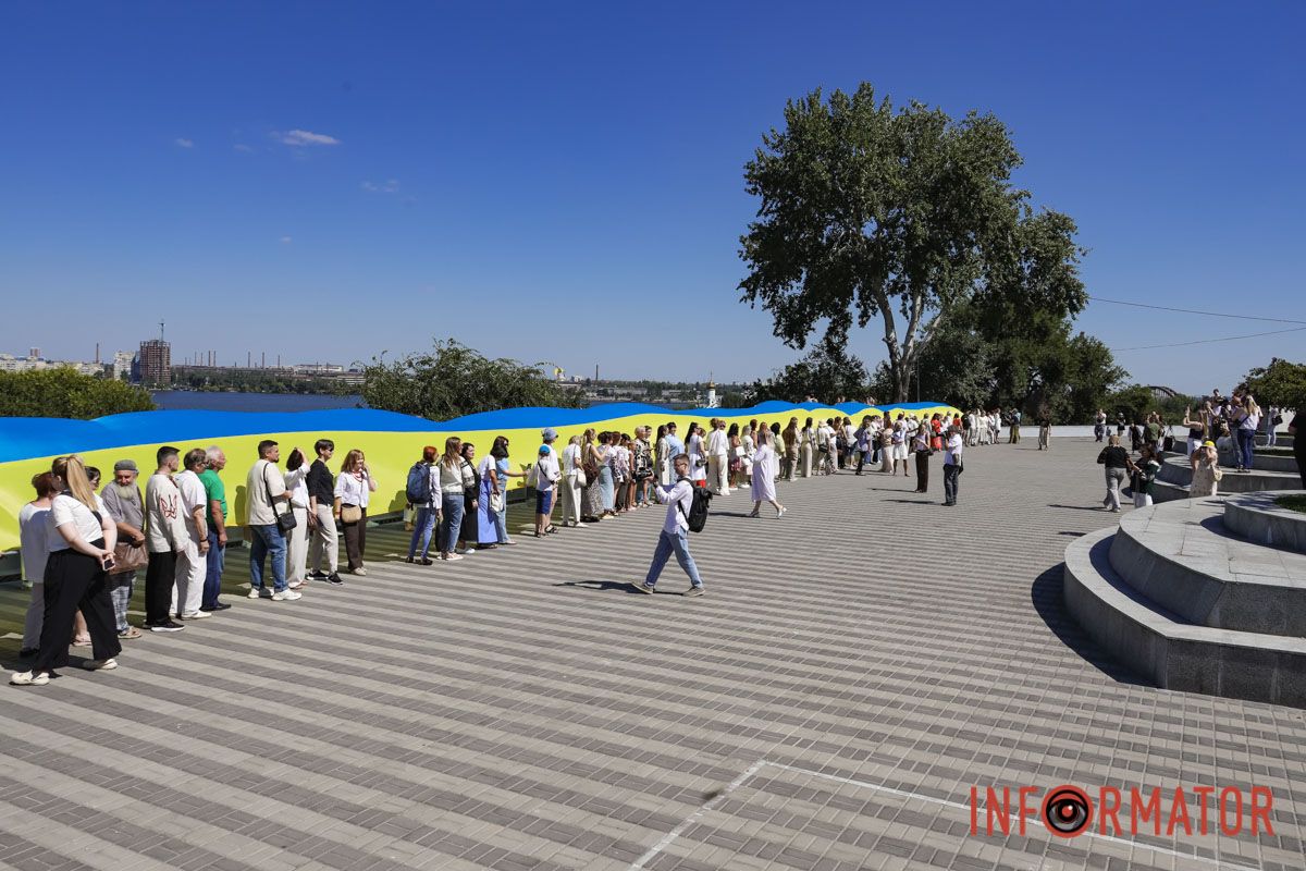 Сотні людей пройшли містом із 50-метровим прапором України: як Дніпро відзначив День Незалежності 36