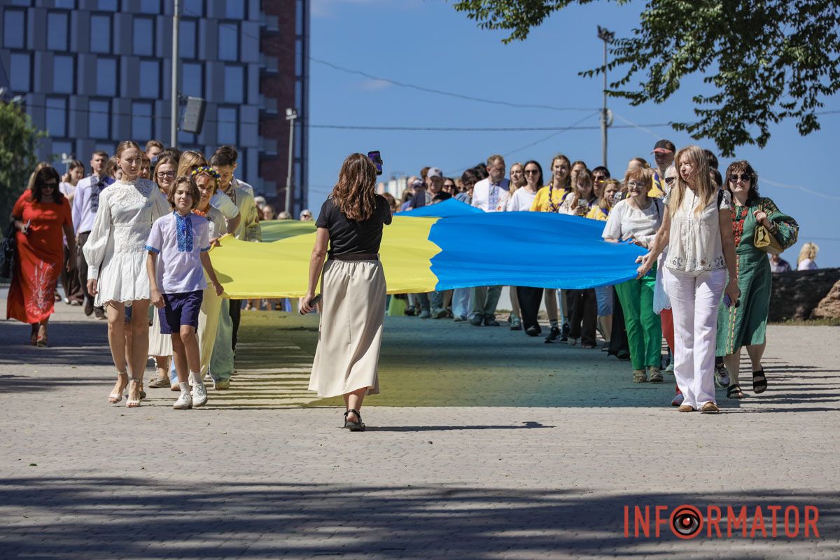 Сотні людей пройшли містом із 50-метровим прапором України: як Дніпро відзначив День Незалежності 35