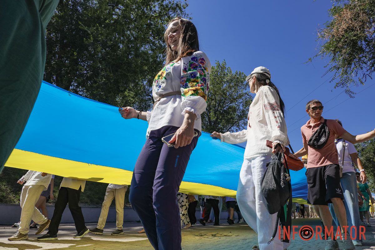 Сотні людей пройшли містом із 50-метровим прапором України: як Дніпро відзначив День Незалежності 38