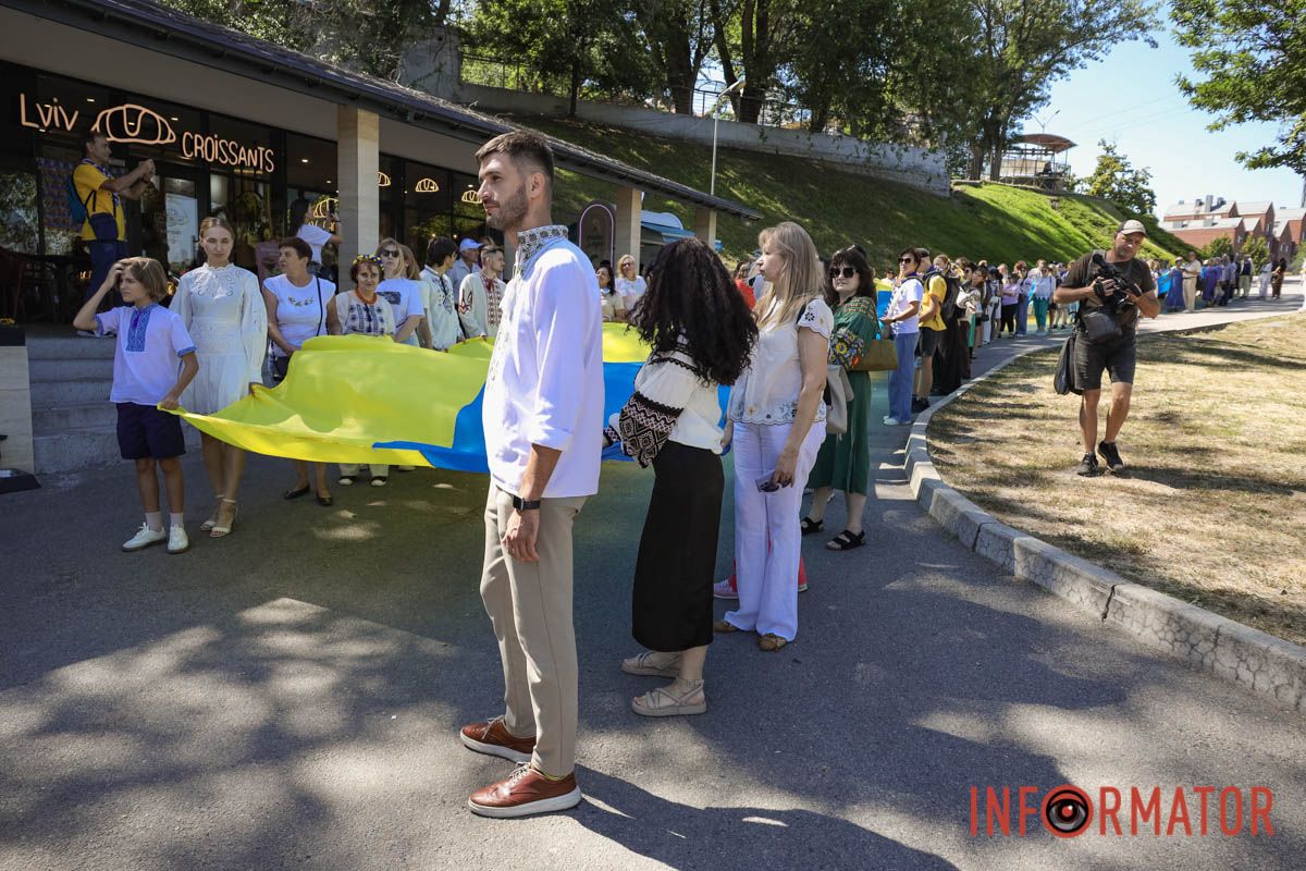 Сотні людей пройшли містом із 50-метровим прапором України: як Дніпро відзначив День Незалежності 39