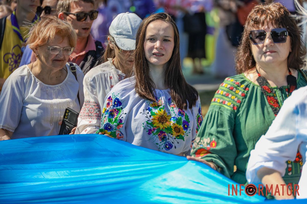 Сотні людей пройшли містом із 50-метровим прапором України: як Дніпро відзначив День Незалежності 40