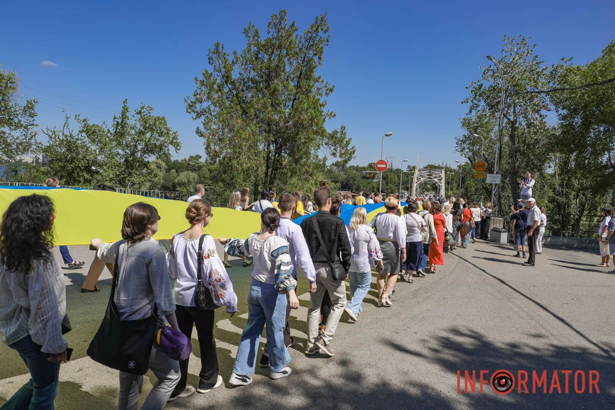 Сотні людей пройшли містом із 50-метровим прапором України: як Дніпро відзначив День Незалежності 42