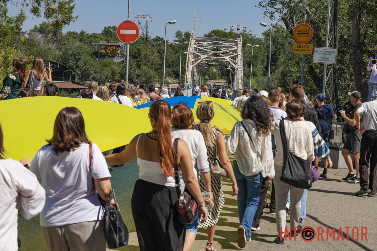Сотні людей пройшли містом із 50-метровим прапором України: як Дніпро відзначив День Незалежності 44