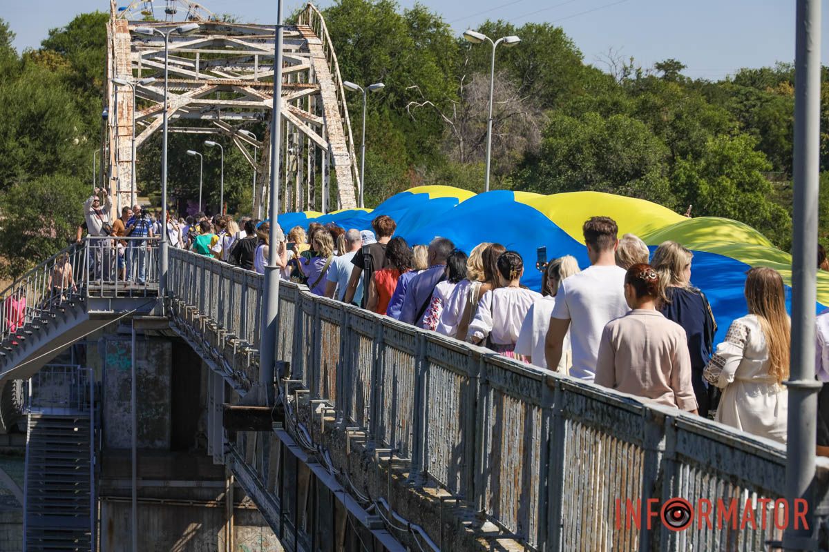 Сотні людей пройшли містом із 50-метровим прапором України: як Дніпро відзначив День Незалежності 45