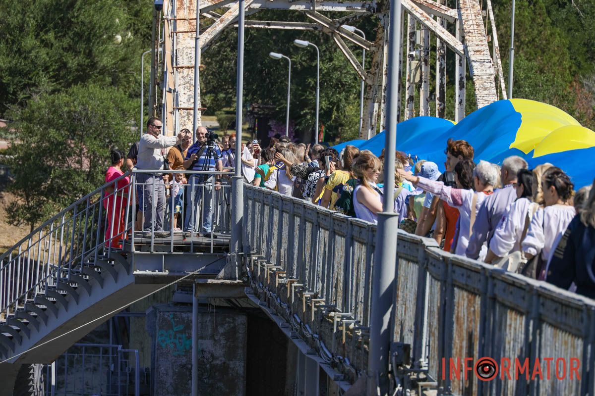 Сотні людей пройшли містом із 50-метровим прапором України: як Дніпро відзначив День Незалежності 46