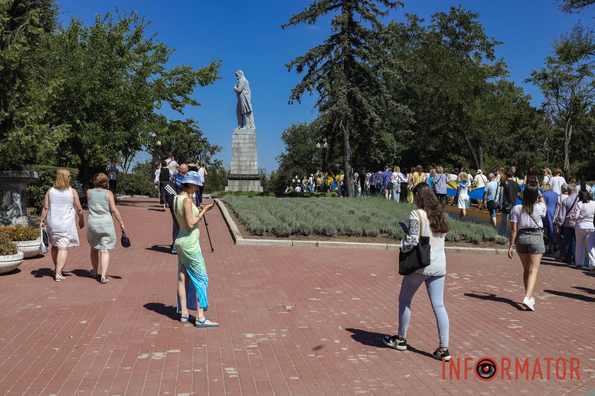 Сотні людей пройшли містом із 50-метровим прапором України: як Дніпро відзначив День Незалежності 48