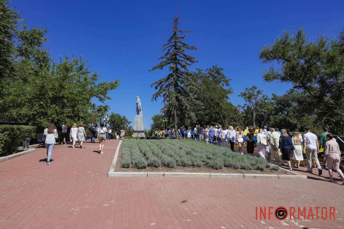 Сотні людей пройшли містом із 50-метровим прапором України: як Дніпро відзначив День Незалежності 49