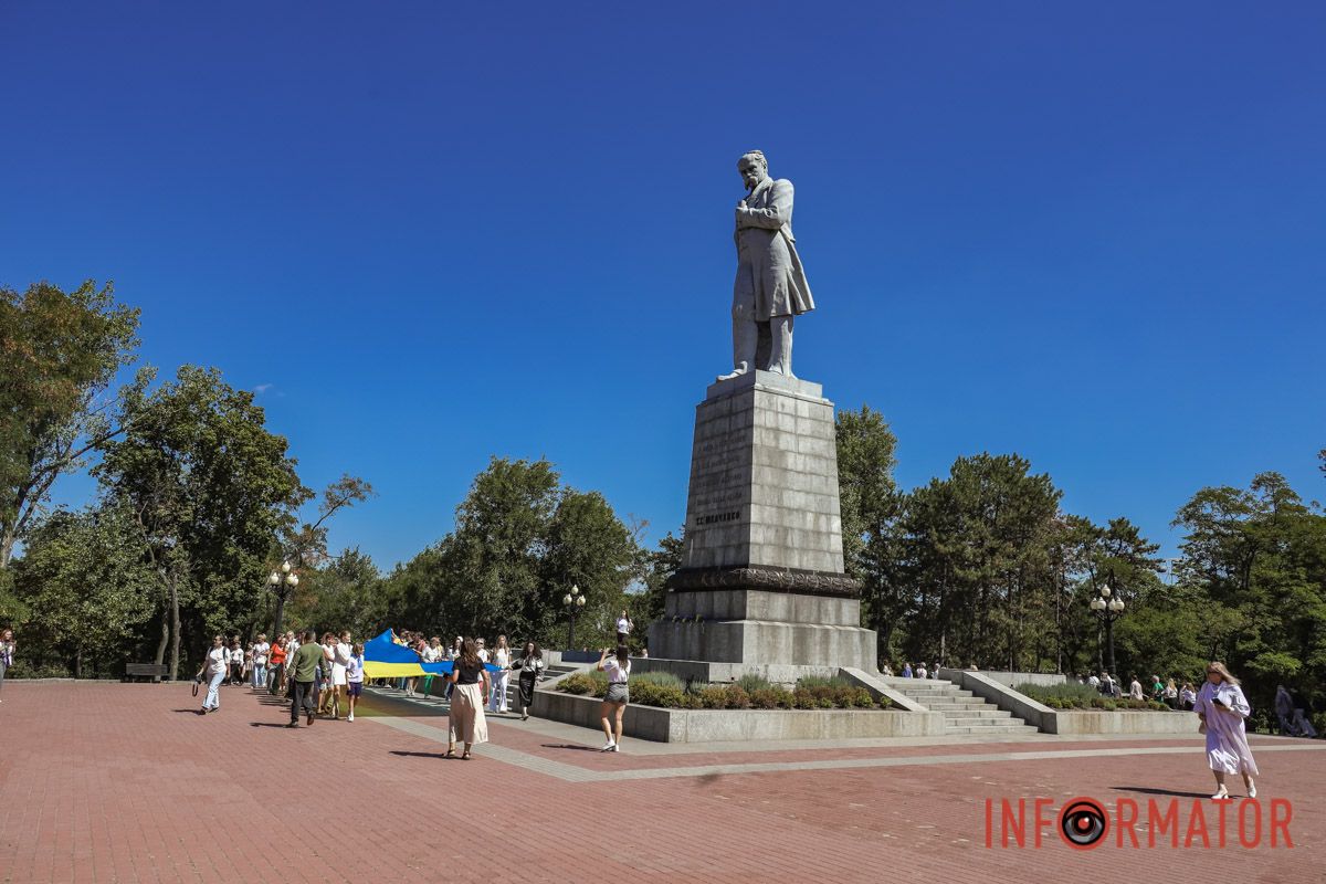 Сотні людей пройшли містом із 50-метровим прапором України: як Дніпро відзначив День Незалежності 50