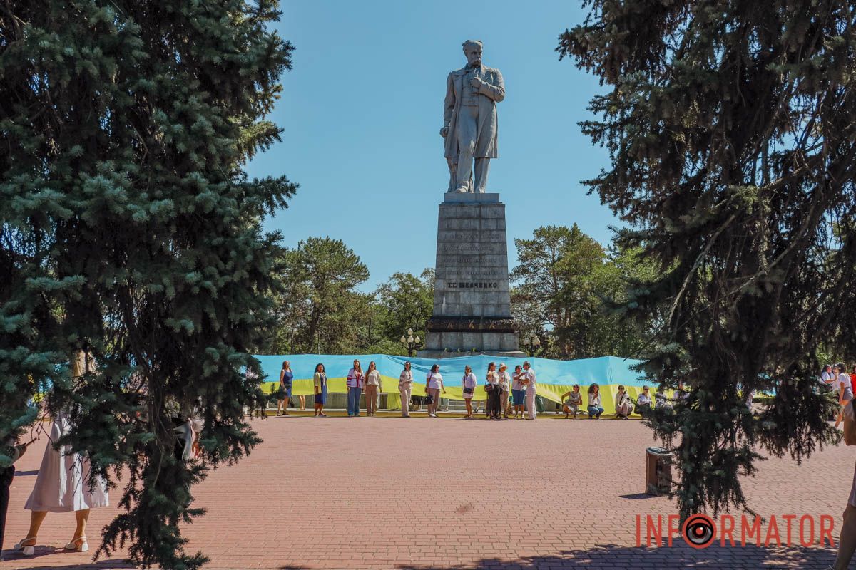 Сотні людей пройшли містом із 50-метровим прапором України: як Дніпро відзначив День Незалежності 51