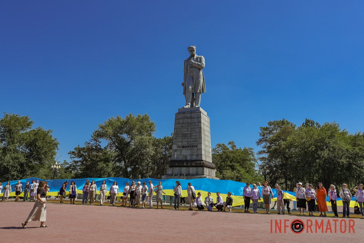 Сотні людей пройшли містом із 50-метровим прапором України: як Дніпро відзначив День Незалежності 52