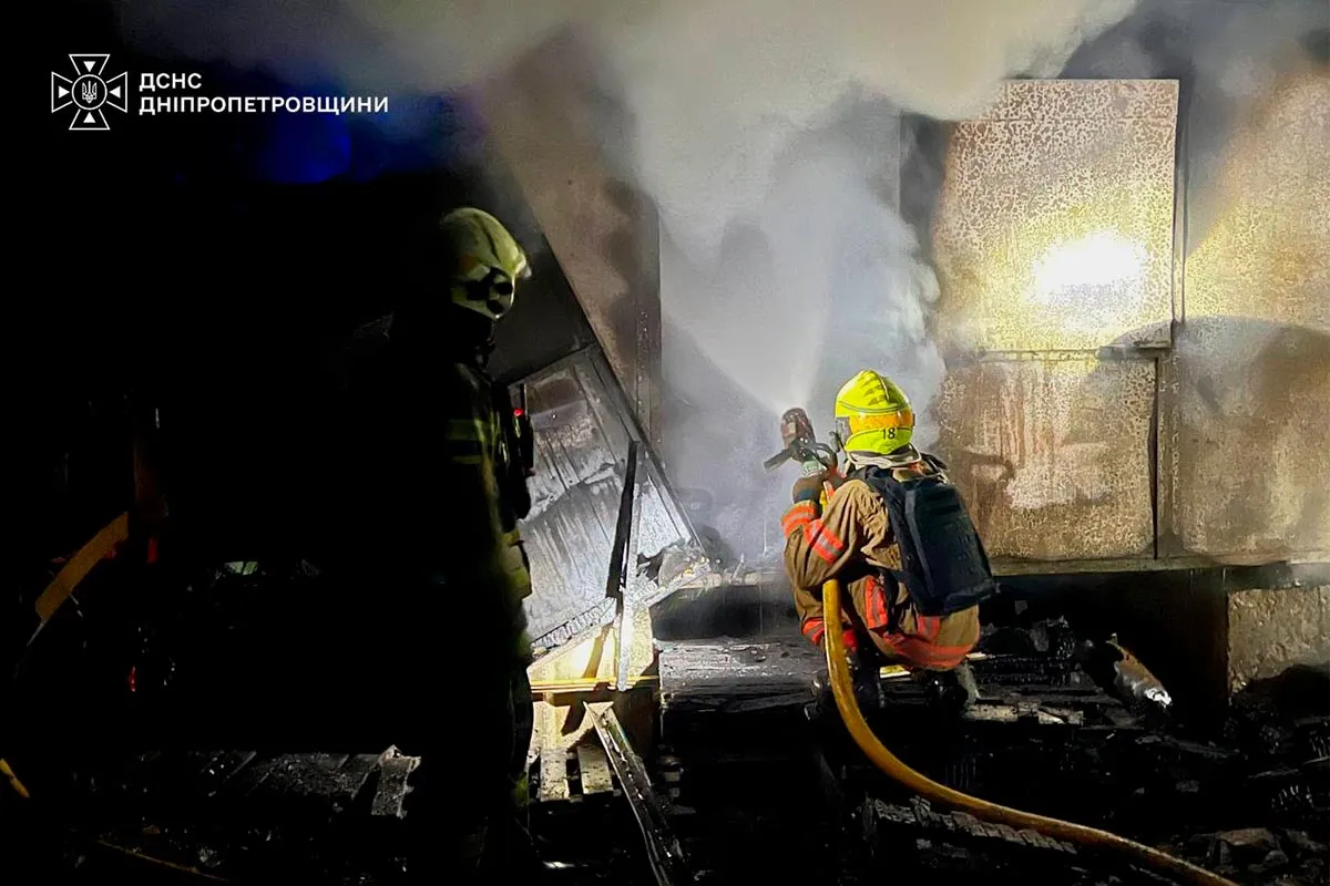 Ворожа атака по ТРЦ у Дніпрі: у ДСНС показали кадри з місця 1