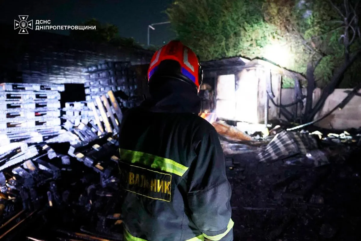 Ворожа атака по ТРЦ у Дніпрі: у ДСНС показали кадри з місця 7