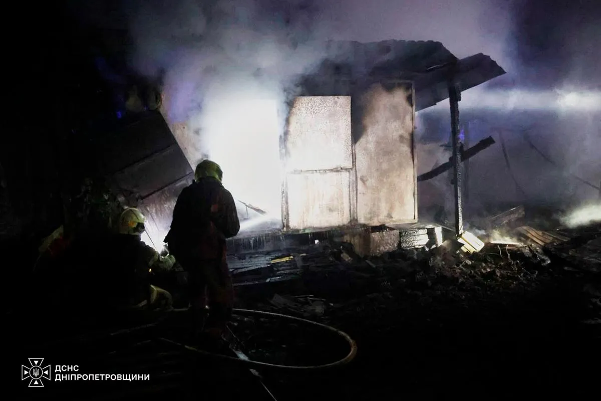 Ворожа атака по ТРЦ у Дніпрі: у ДСНС показали кадри з місця 5