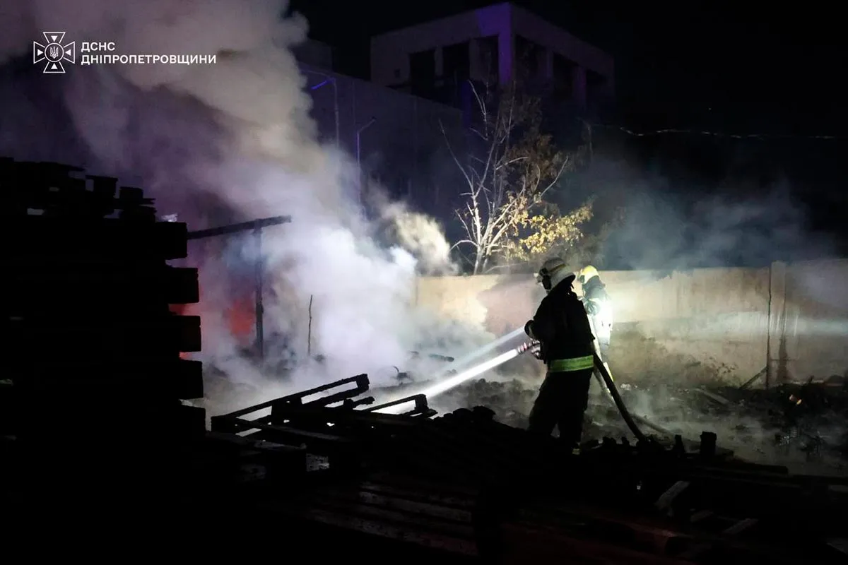 Ворожа атака по ТРЦ у Дніпрі: у ДСНС показали кадри з місця 4