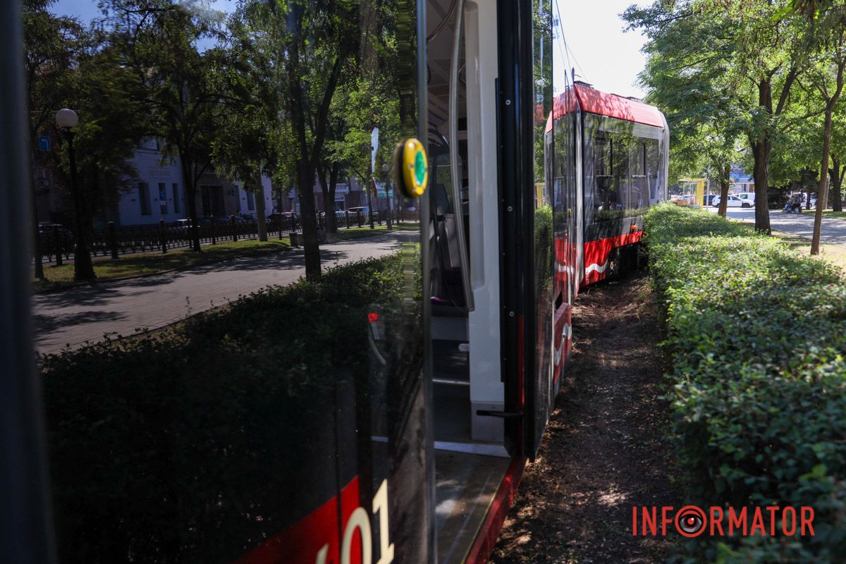 Предварительно обошлось без пострадавших В Днепре во второй раз сошел с рельсов новый трамвай 5