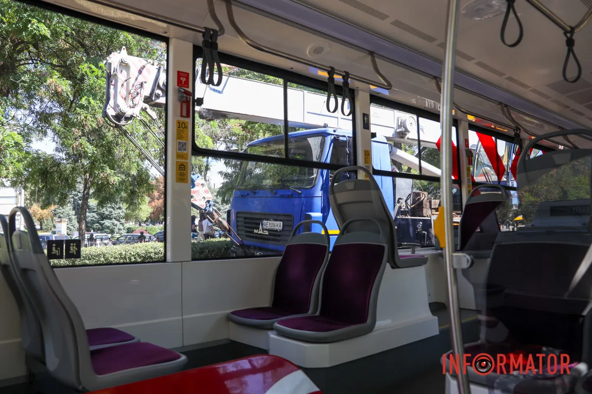 Четвертый трамвай поставили в Днепр 24 августа, в День Независимости В Днепре во второй раз сошел с рельсов новый трамвай 14
