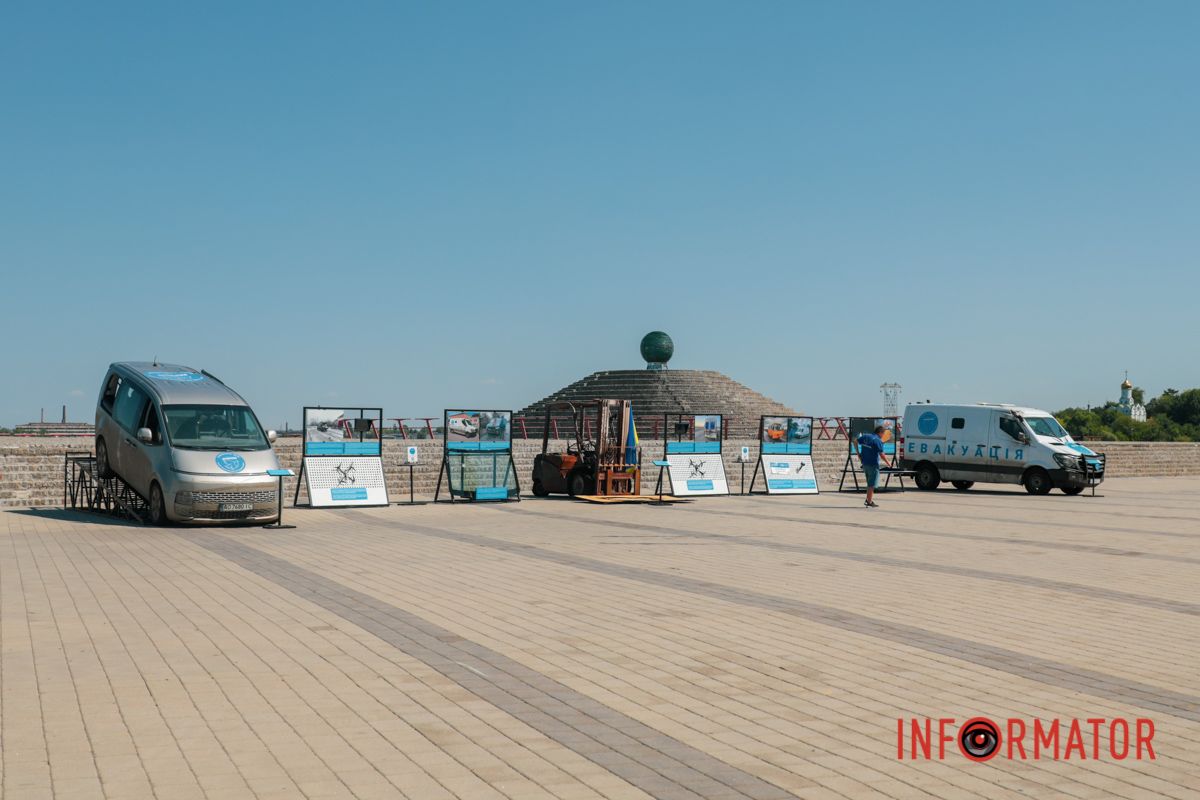 Фото та свідчення з евакуаційних місій: у Дніпрі відкрили документальну вуличну виставку 12