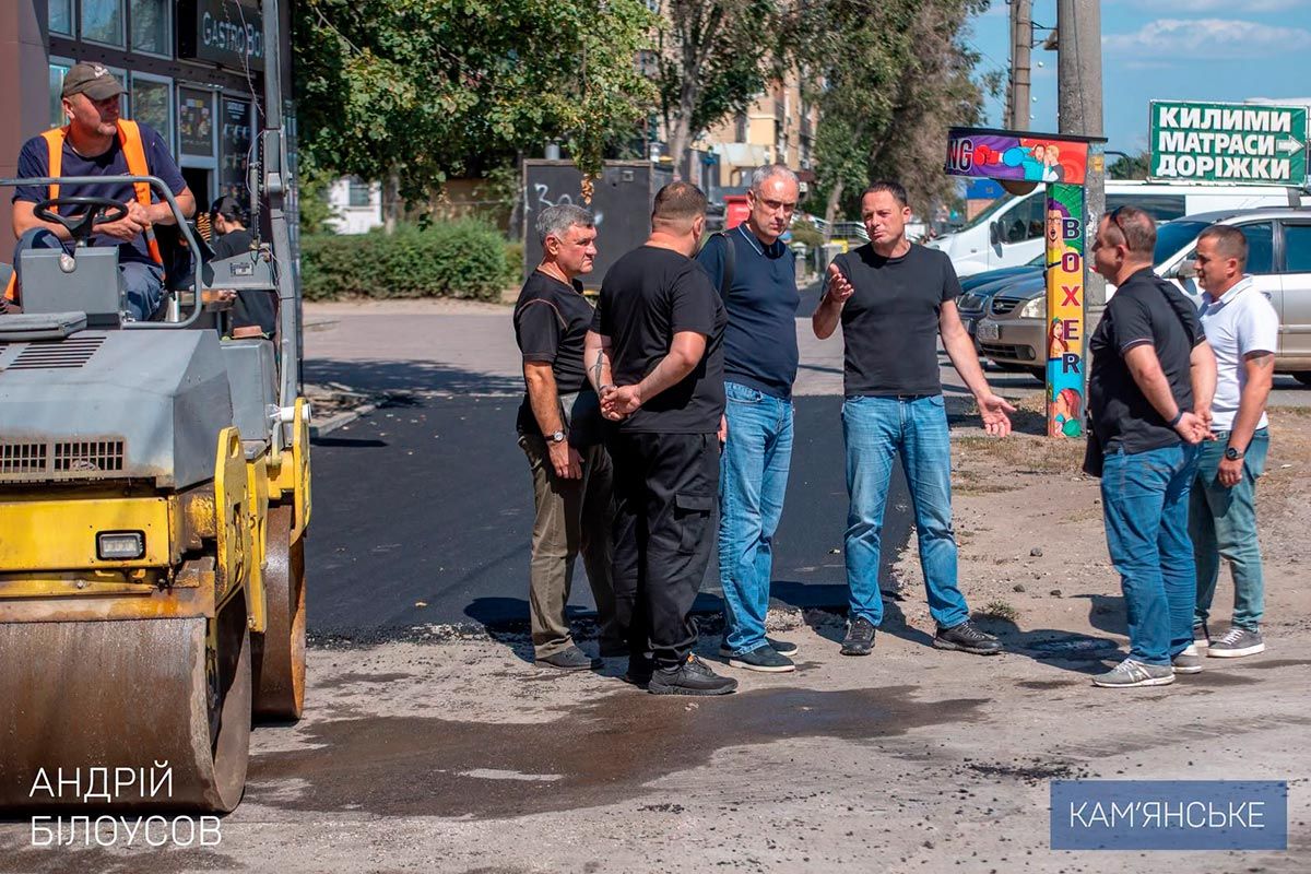 Так, в 2026 году обновят покрытие в 47 дворах многоквартирных домов В Каменском ремонтируют тротуары в рамках программы безбарьерности 6