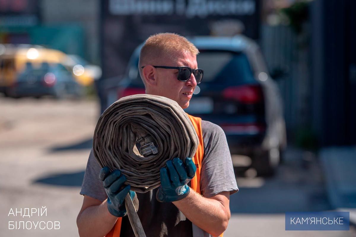 Кроме того, параллельно продолжат ремонтировать придомовые территории. В Каменском ремонтируют тротуары в рамках программы безбарьерности 5