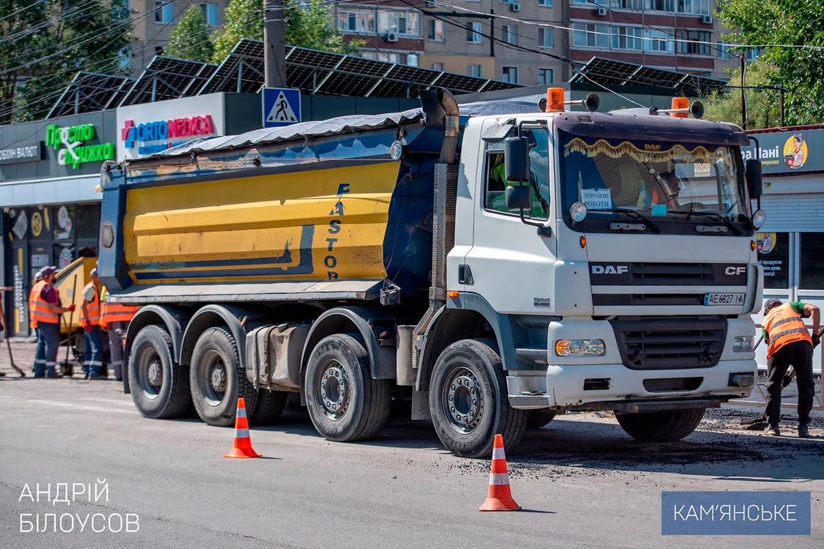 В этом году в городе планируют капитально отремонтировать 8 тротуаров в разных районах, где самый большой пешеходный трафик. В Каменском ремонтируют тротуары в рамках программы безбарьерности 4