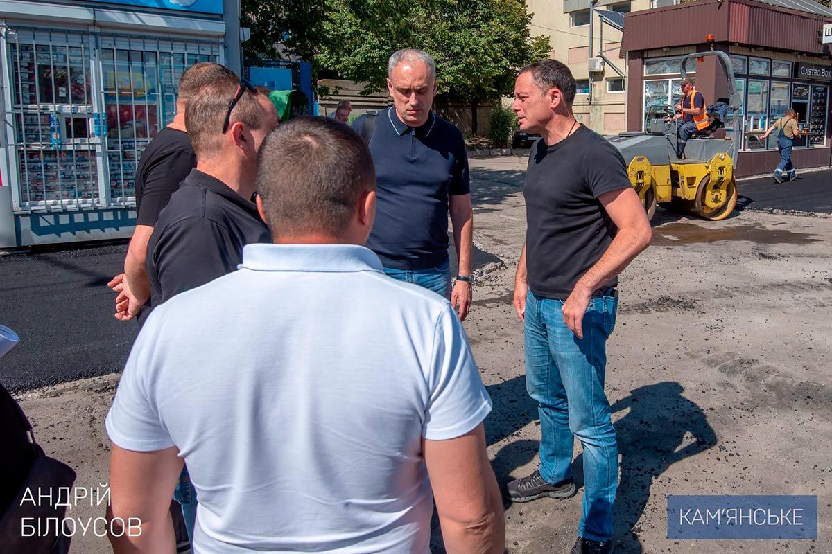 Специалисты работают по проспекту Строителей и улице Героев АТО. В Каменском ремонтируют тротуары в рамках программы безбарьерности 3