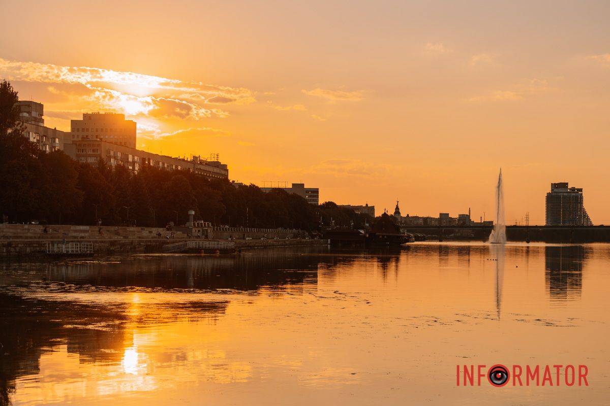 Річка віддзеркалює останні промені сонця