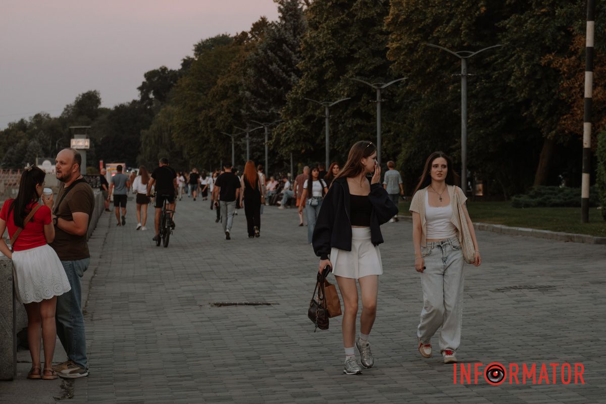 Останні хвилини дня дніпряни проводять просто неба