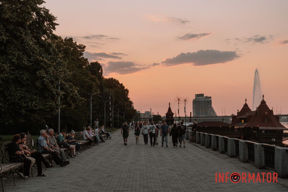 Родини, друзі та закохані прогулюються містом