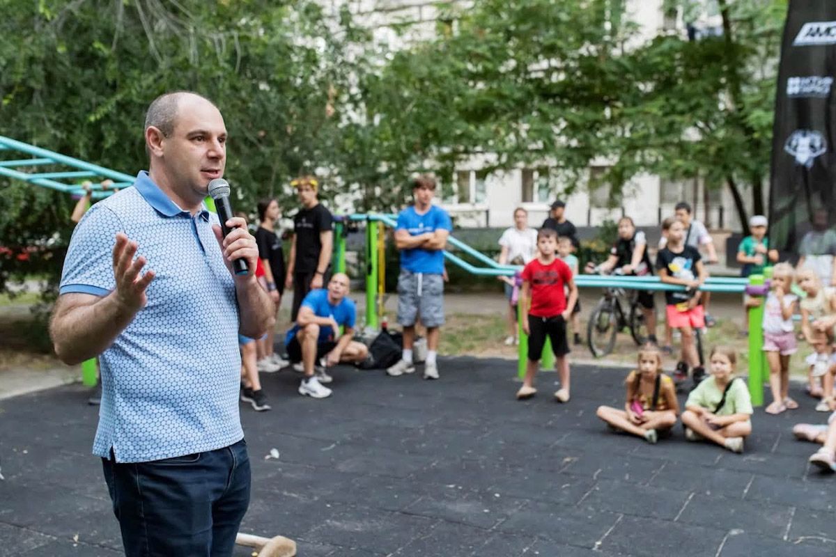 Спортивне шоу на турніках: у Дніпрі на вулиці Яскравій провели відкрите тренування 1