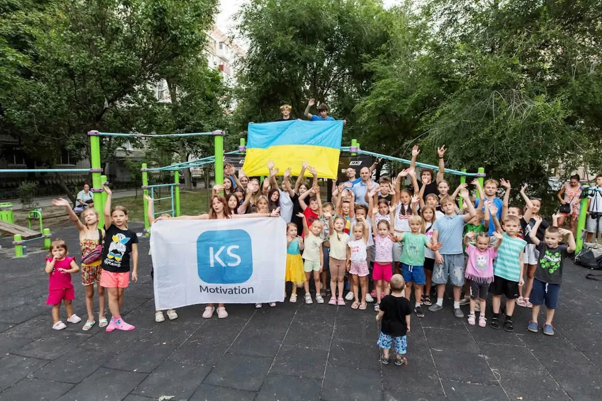 Спортивне шоу на турніках: у Дніпрі на вулиці Яскравій провели відкрите тренування 10